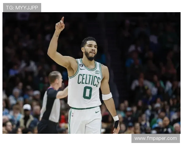 塔图姆伤愈期间始终陪伴球队出征客场展现坚定团队精神